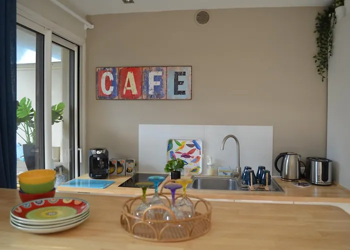 Charmant appartement à 350m de la plage et du port